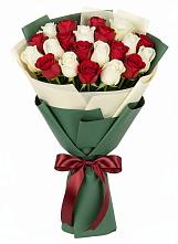 Букет Микс из красных и белых роз в Воронежском