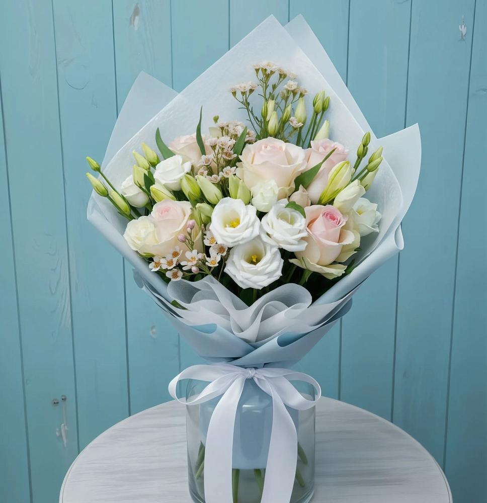 Букет цветов из: Розы и Лизиантусы в Воронежском