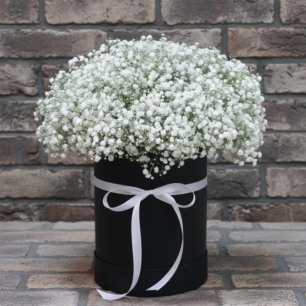 Цветочная композиция из Гипсофила в шляпной коробке в Воронежском