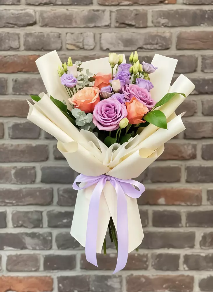 Букет цветов из: Лизиантусы и Розы в Воронежском