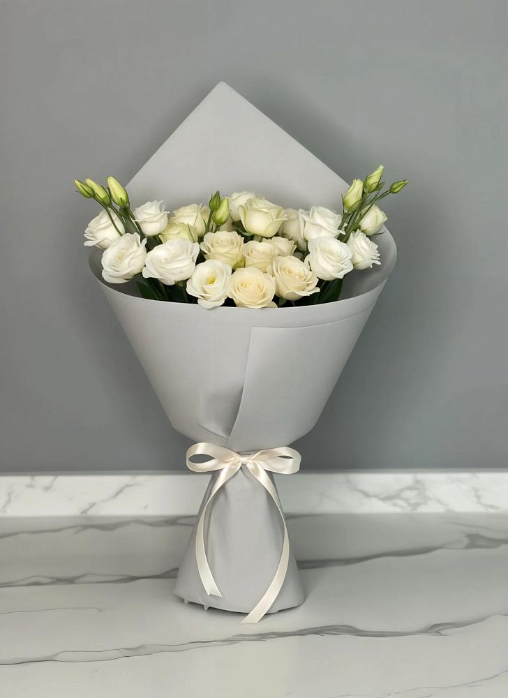 Букет цветов из: Розы и Лизиантусы в Воронежском