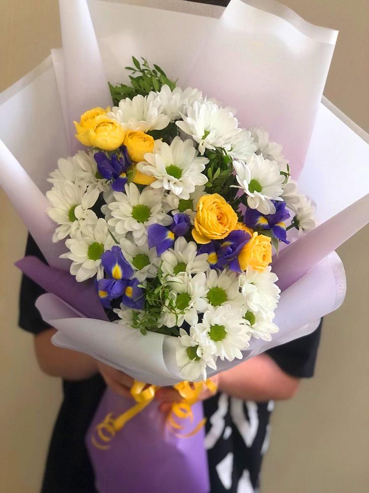 Букет цветов из: Ирисы, Хризантемы и Розы в Воронежском
