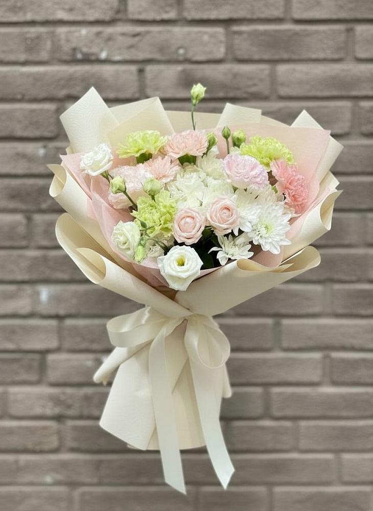 Букет цветов из: Гвоздики, Розы, Лизиантусы и Хризантемы в Воронежском