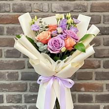 Букет цветов из:  Лизиантусы и Розы в Воронежском