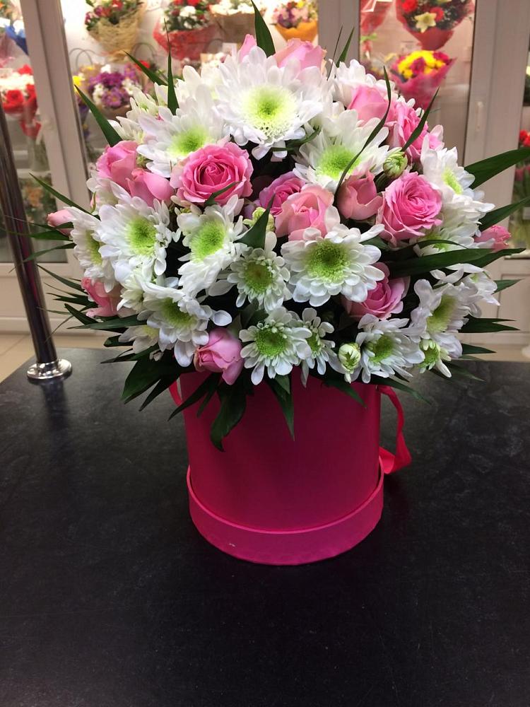 Цветочная композиция из Розы и Хризантемы в шляпной коробке в Воронежском