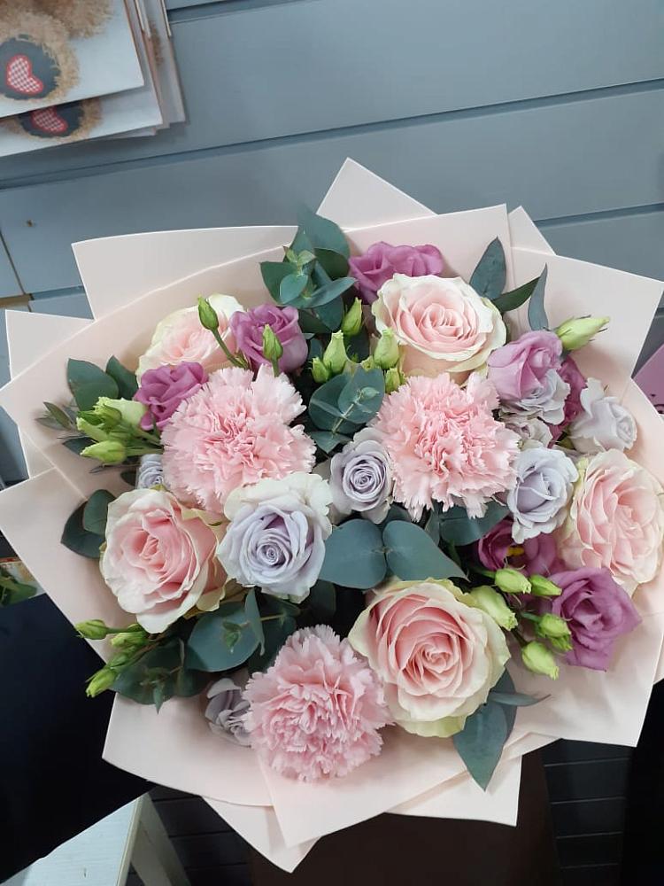 Букет цветов из: Розы, Гвоздики и Лизиантусы в Воронежском