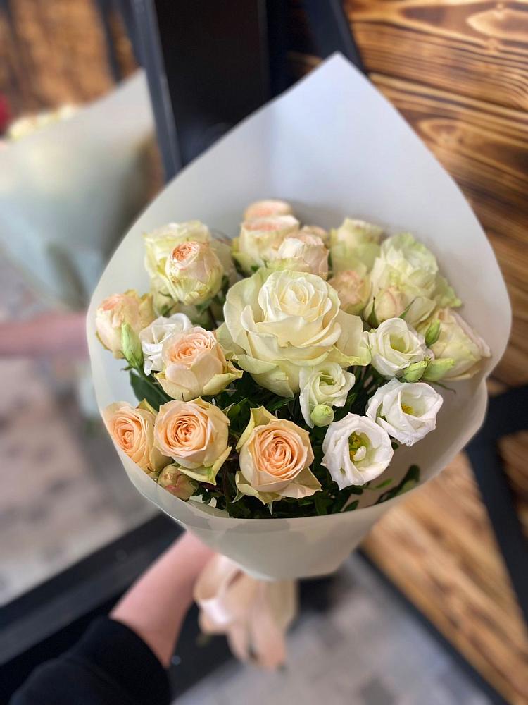 Букет цветов из: Розы и Лизиантусы в Воронежском