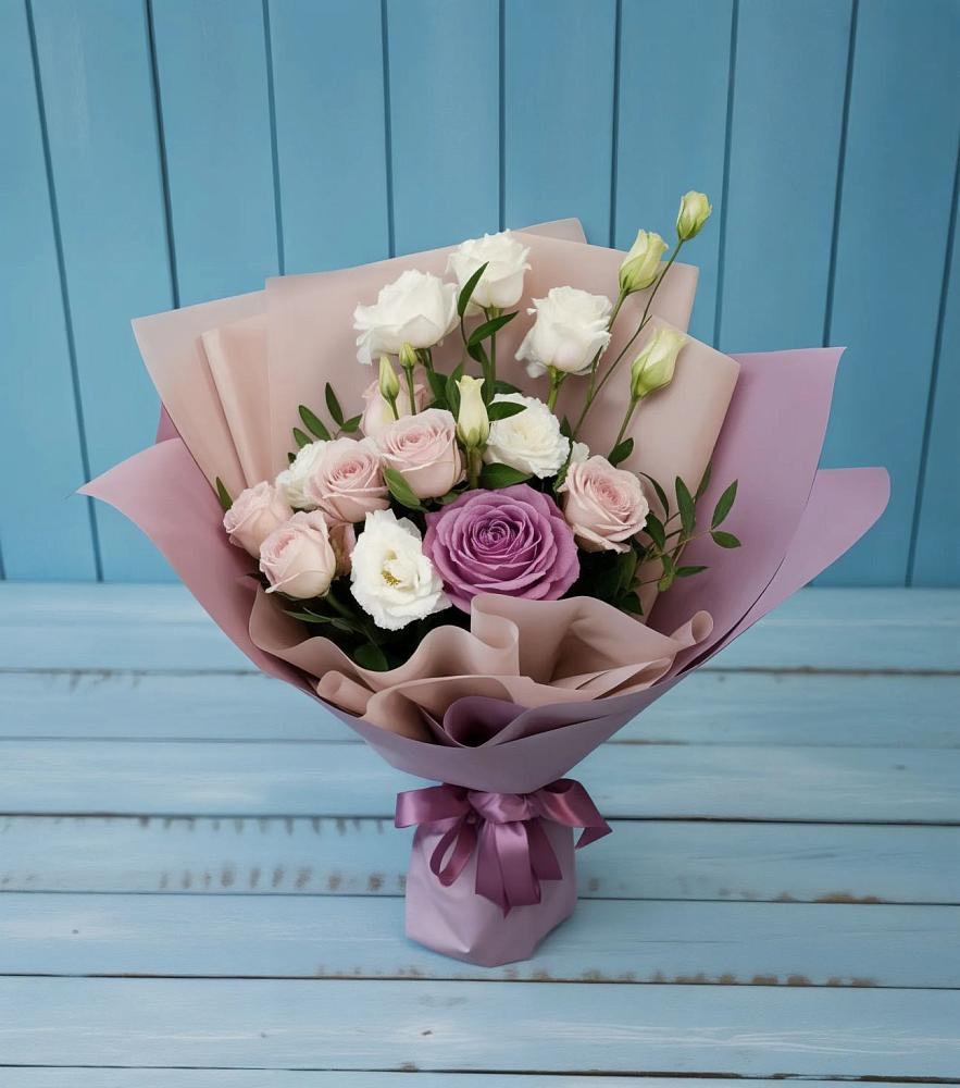 Букет цветов из: Розы и Лизиантусы в Воронежском